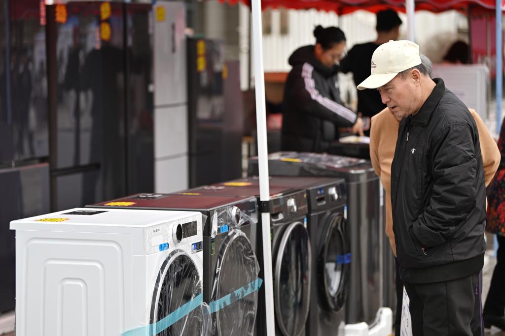 3月28日，天津市北辰區(qū)舉行2025年消費品以舊換新惠民服務活動，吸引眾多市民前來選購。新華社記者 李然 攝