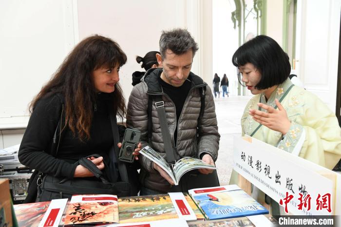 當(dāng)?shù)貢r(shí)間4月11日，2025年巴黎圖書節(jié)在巴黎大皇宮揭幕。中國(guó)出版代表團(tuán)攜千余種中國(guó)精品圖書亮相展會(huì)。 中新社記者 李洋 攝