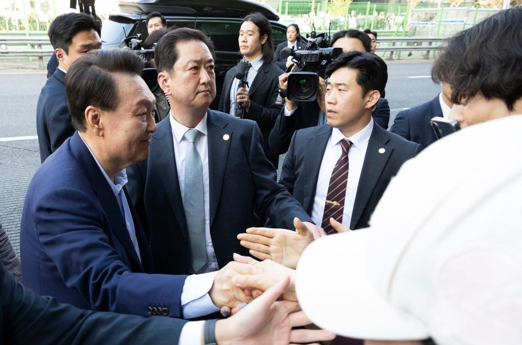 4月11日，韓國前總統(tǒng)尹錫悅（左一）在離開首爾漢南洞官邸時與支持者握手。新華社發(fā)（全休相攝）