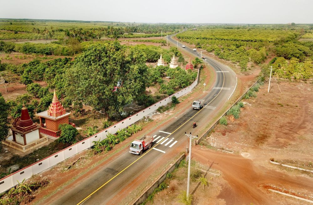 2019年9月3日在柬埔寨磅通省拍攝的中國(guó)援柬鄉(xiāng)村道路項(xiàng)目一期完工道路。