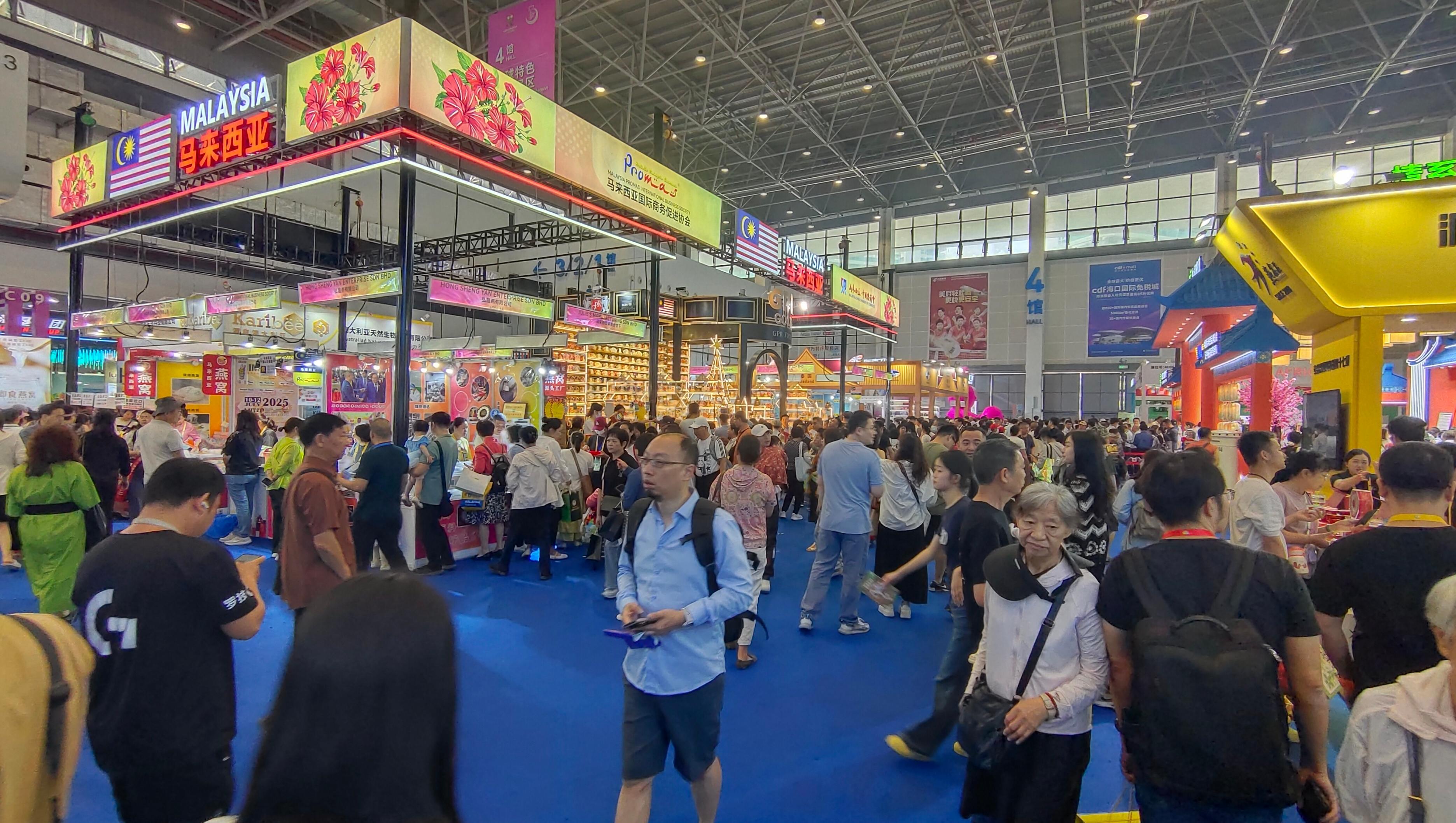 消博會(huì)迎來公眾開放日，眾多市民、客商來到展館參觀、購(gòu)物。人民網(wǎng)記者 李彤?dāng)z