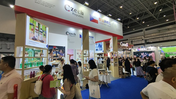 觀展者在各國(guó)展臺(tái)采購(gòu)、咨詢。人民網(wǎng)記者 李彤?dāng)z
