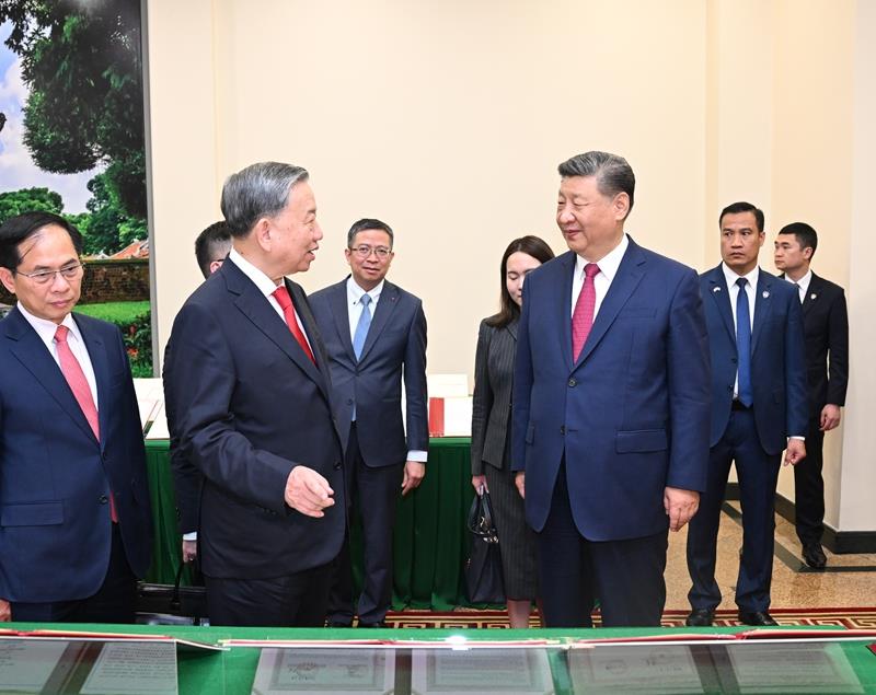4月14日，習(xí)近平總書記在越共中央駐地同越共中央總書記蘇林舉行會(huì)談。這是會(huì)談后，兩黨總書記共同見(jiàn)證中越雙方簽署的45份雙邊合作文本展示。
