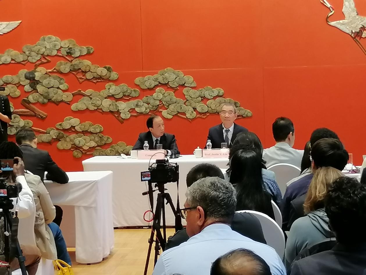 圖為21日舉行的“臨甲7號沙龍”，林毅夫（右一）在回答中外媒體記者的提問。 人民網(wǎng)記者 李瀟攝