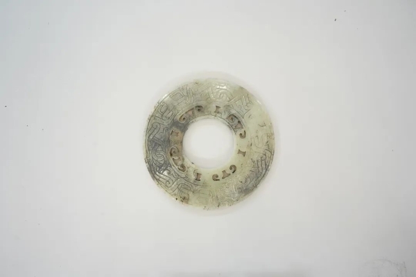 武王墩一號(hào)墓出土的鏤孔玉璧。全國(guó)十大考古新發(fā)現(xiàn)活動(dòng)辦公室供圖