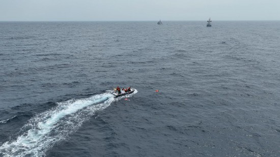 4月23日，中越海警開展海上聯(lián)合搜救演練，模擬營救落水人員。（中國海警供圖）