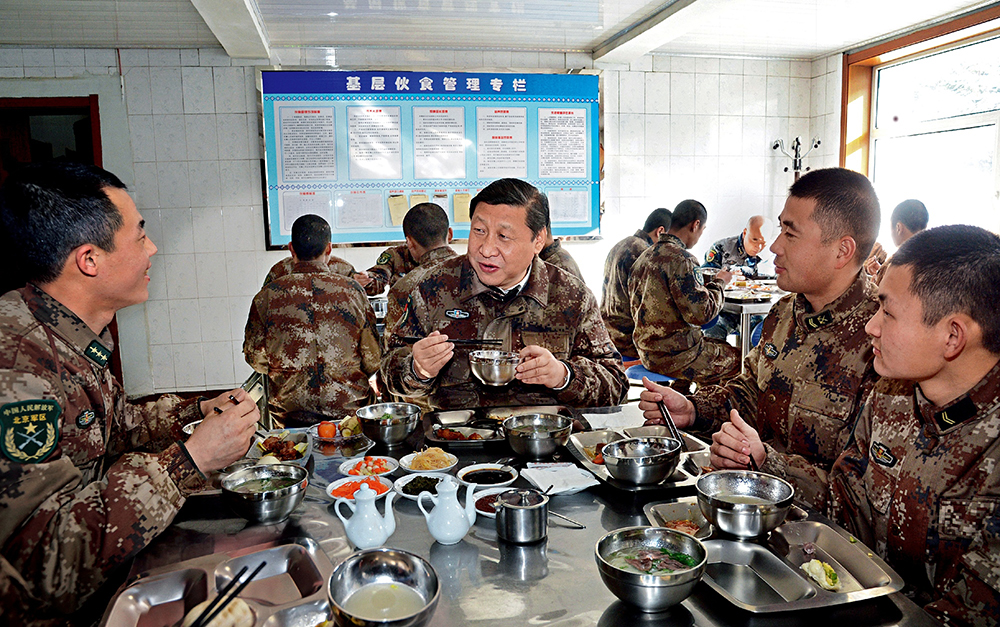2014年1月26日，習(xí)近平主席專程來到內(nèi)蒙古軍區(qū)邊防某部，親切看望慰問戍邊官兵。這是在連隊(duì)食堂，習(xí)近平主席同戰(zhàn)士們一起用餐。