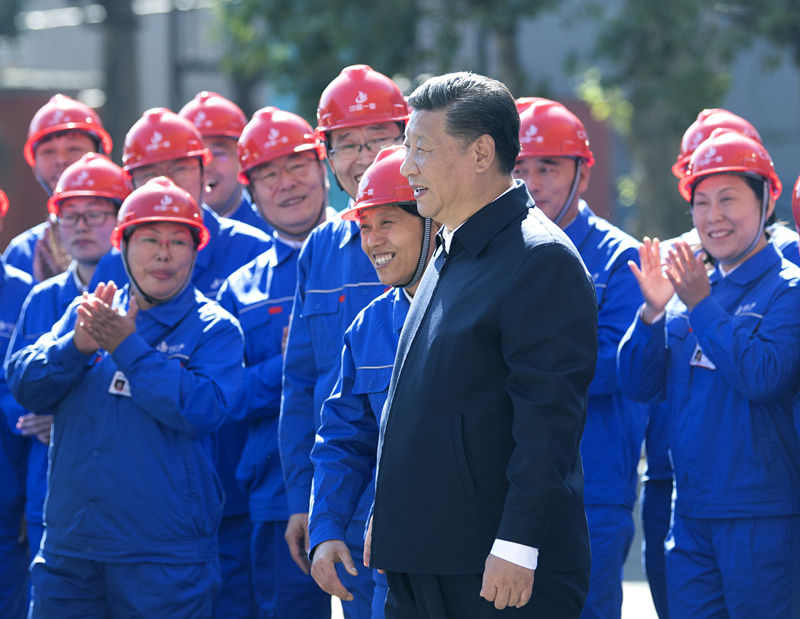 2018年9月26日，在中國(guó)一重集團(tuán)，習(xí)近平總書記走到工人中間，同大家親切交流。