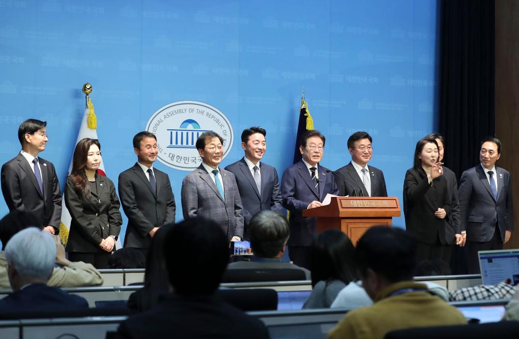 4月11日，李在明在韓國(guó)首爾舉行的新聞發(fā)布會(huì)上介紹他的總統(tǒng)競(jìng)選團(tuán)隊(duì)。新華社記者姚琪琳攝