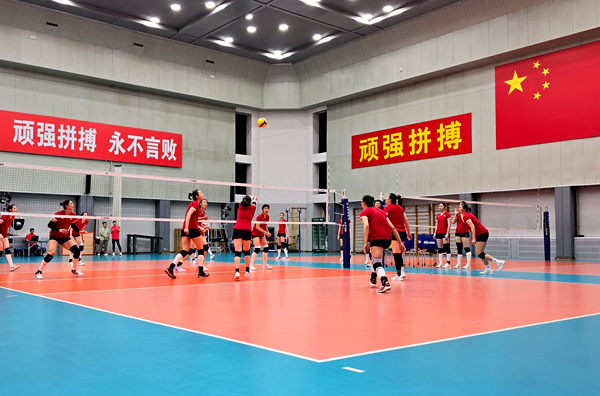 4月28日，中國女排在主教練趙勇的帶領(lǐng)下進(jìn)行訓(xùn)練。人民網(wǎng)記者 胡雪蓉攝