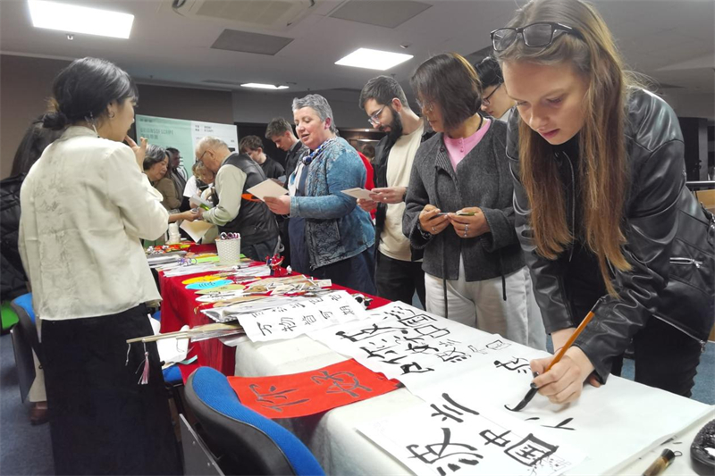 現(xiàn)場(chǎng)來賓體驗(yàn)中國傳統(tǒng)文化。中國駐波蘭大使館供圖。