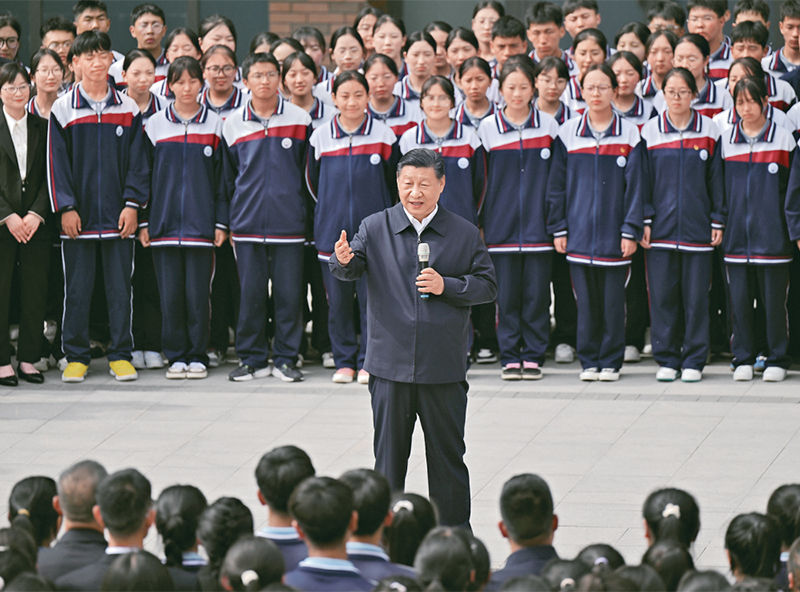 2024年6月18日至19日，中共中央總書記、國家主席、中央軍委主席習(xí)近平在青?？疾?。這是18日下午，習(xí)近平在果洛西寧民族中學(xué)考察時(shí)，同師生們親切交流。 新華社記者 岳月偉/攝