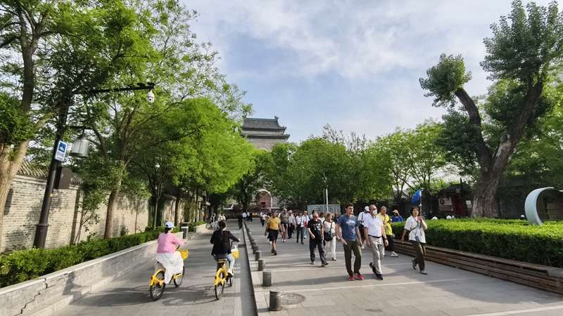 外國游客游覽北京鼓樓。人民網(wǎng)記者 李楠樺攝