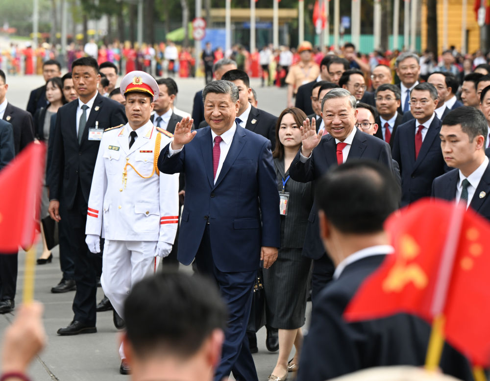 4月14日，中共中央總書記、國(guó)家主席習(xí)近平抵達(dá)河內(nèi)對(duì)越南進(jìn)行國(guó)事訪問。當(dāng)日下午，越共中央總書記蘇林為習(xí)近平舉行隆重歡迎儀式。這是歡迎儀式后，習(xí)近平和蘇林一同步行前往越共中央駐地舉行會(huì)談時(shí)，向歡迎人群揮手致意。新華社記者 張領(lǐng) 攝