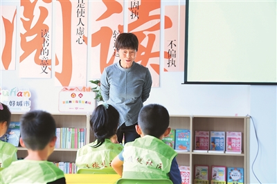 田桂月帶領(lǐng)孩子共讀繪本《點(diǎn)》。李澤罡攝