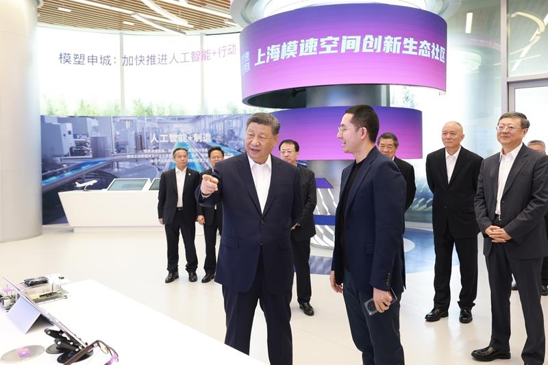 △2025年4月29日，習(xí)近平總書記在上?！澳Ｋ倏臻g”大模型創(chuàng)新生態(tài)社區(qū)，察看大模型產(chǎn)品展示。