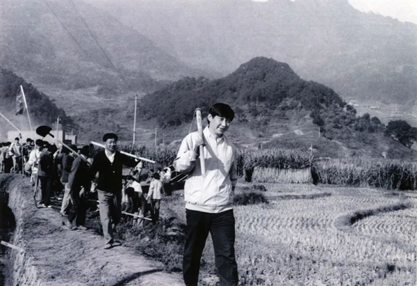 這是1989年，時任福建省寧德地委書記的習近平帶領(lǐng)地直機關(guān)千余名干部到寧德縣南漈水利工地參加清溝排障修整水渠勞動。新華社發(fā)