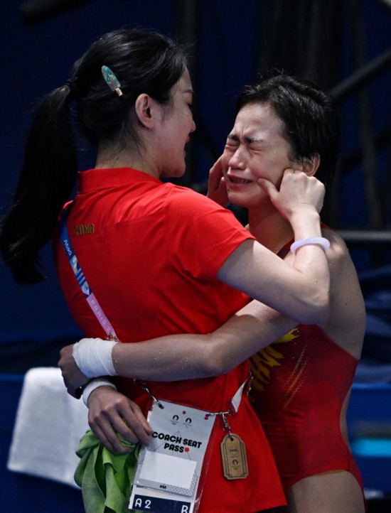 2024年8月6日，中國選手全紅嬋（右）與教練陳若琳在巴黎奧運(yùn)會女子10米臺決賽后慶祝。新華社記者 王鵬 攝