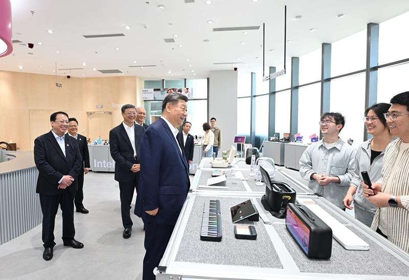 △2025年4月29日，習(xí)近平總書記來(lái)到上海徐匯區(qū)“模速空間”大模型創(chuàng)新生態(tài)社區(qū)人工智能產(chǎn)品體驗(yàn)店考察。