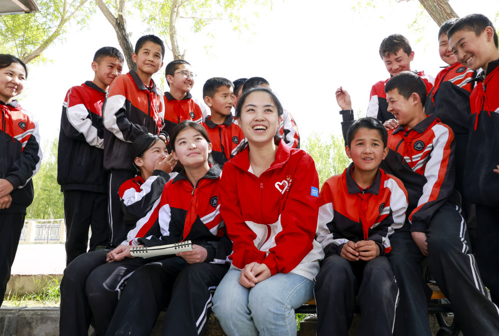 4月23日，在新疆克州阿圖什市哈拉峻鄉(xiāng)謝依特小學，支教教師高淑賢和學生們在一起。