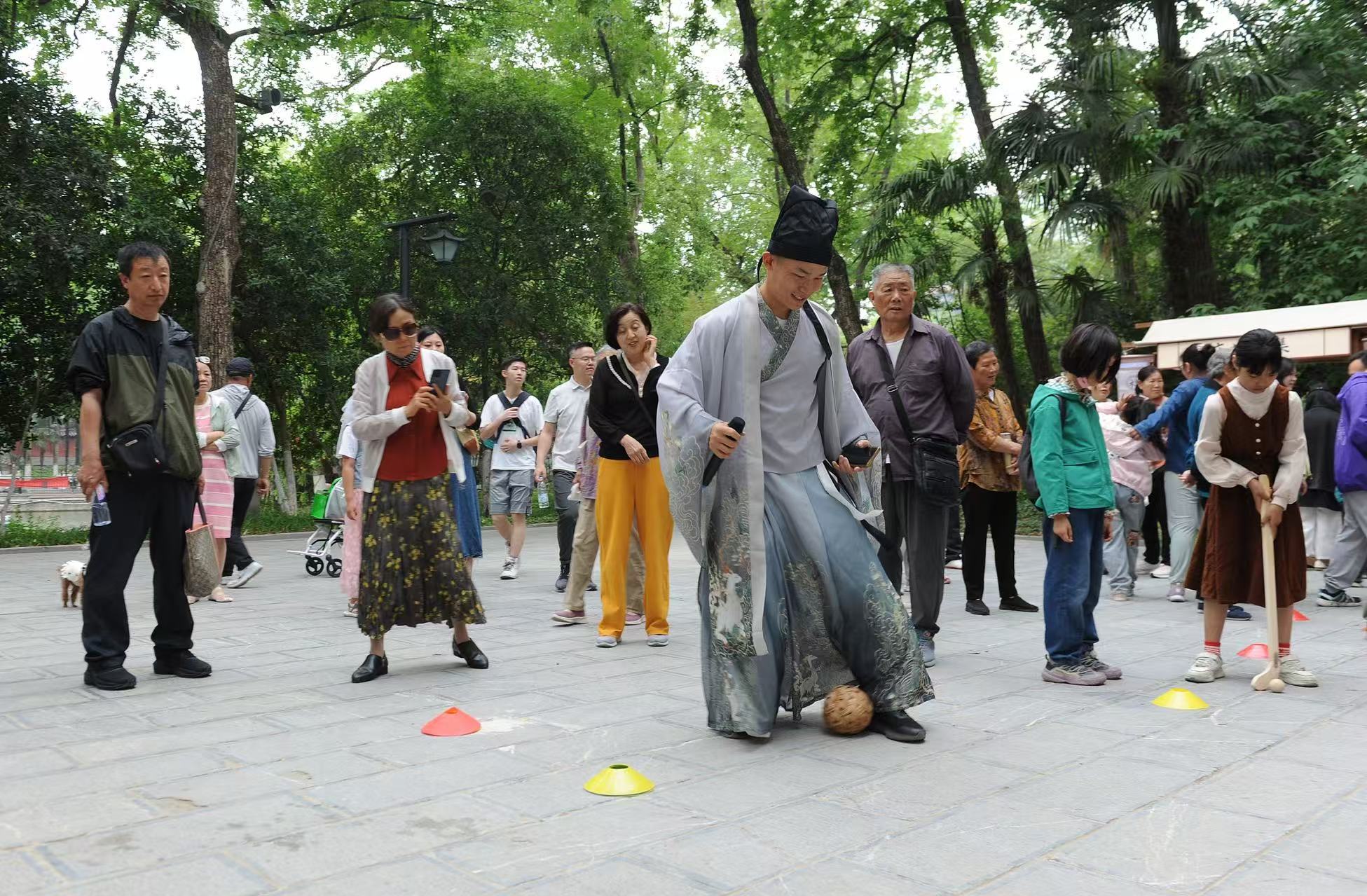 2025年5月3日，安徽省合肥市包公園景區(qū)，游客正在參與“蹴鞠”體育活動。（圖片來源：視覺中國）