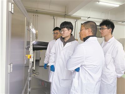 圖為安工大材料科學(xué)與工程學(xué)院碩士研究生余威（右一）在實驗室開展研究。安工大供圖