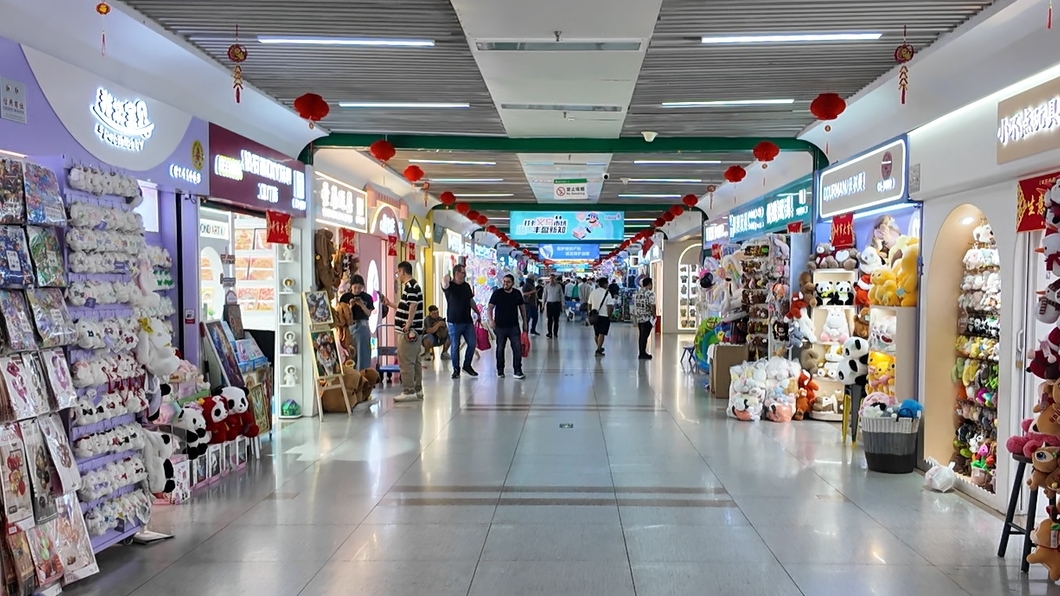 4月30日，義烏國(guó)際商貿(mào)城一區(qū)現(xiàn)場(chǎng)。人民網(wǎng)記者 王仁宏攝