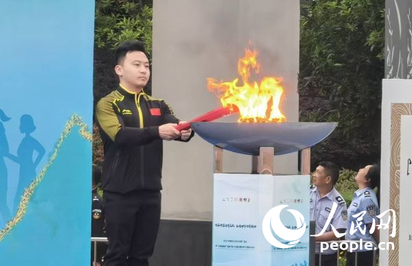 在活動開幕式上，馮喆點(diǎn)燃火炬。人民網(wǎng)記者 楊磊攝