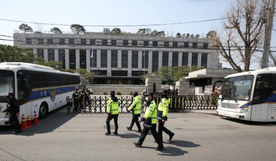 4月3日，在韓國(guó)首爾，警察在韓國(guó)憲法法院前執(zhí)勤。新華社記者姚琪琳攝