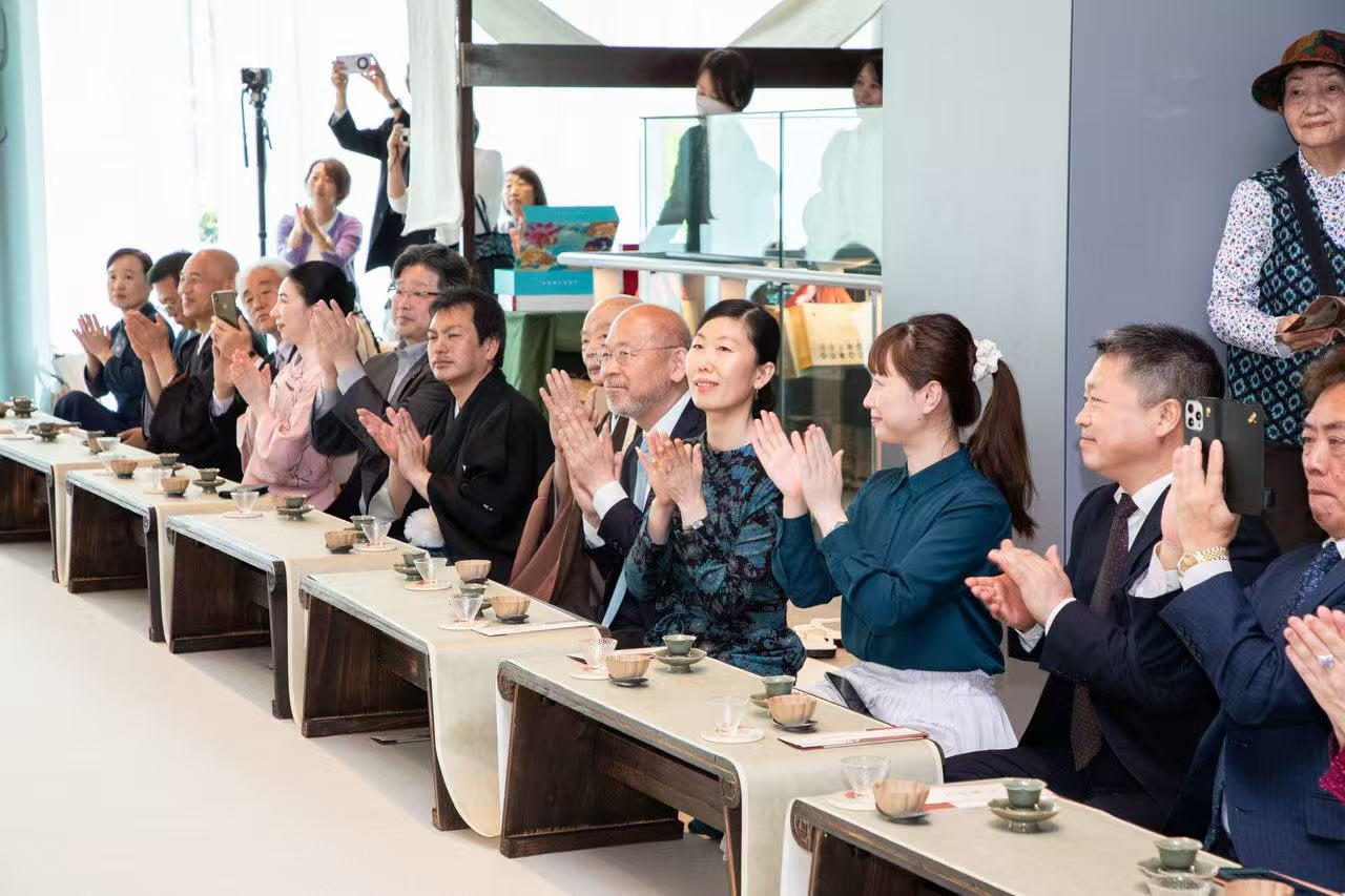 中日兩國文旅界、各茶道流派嘉賓出席開幕式。中國駐大阪旅游辦事處供圖