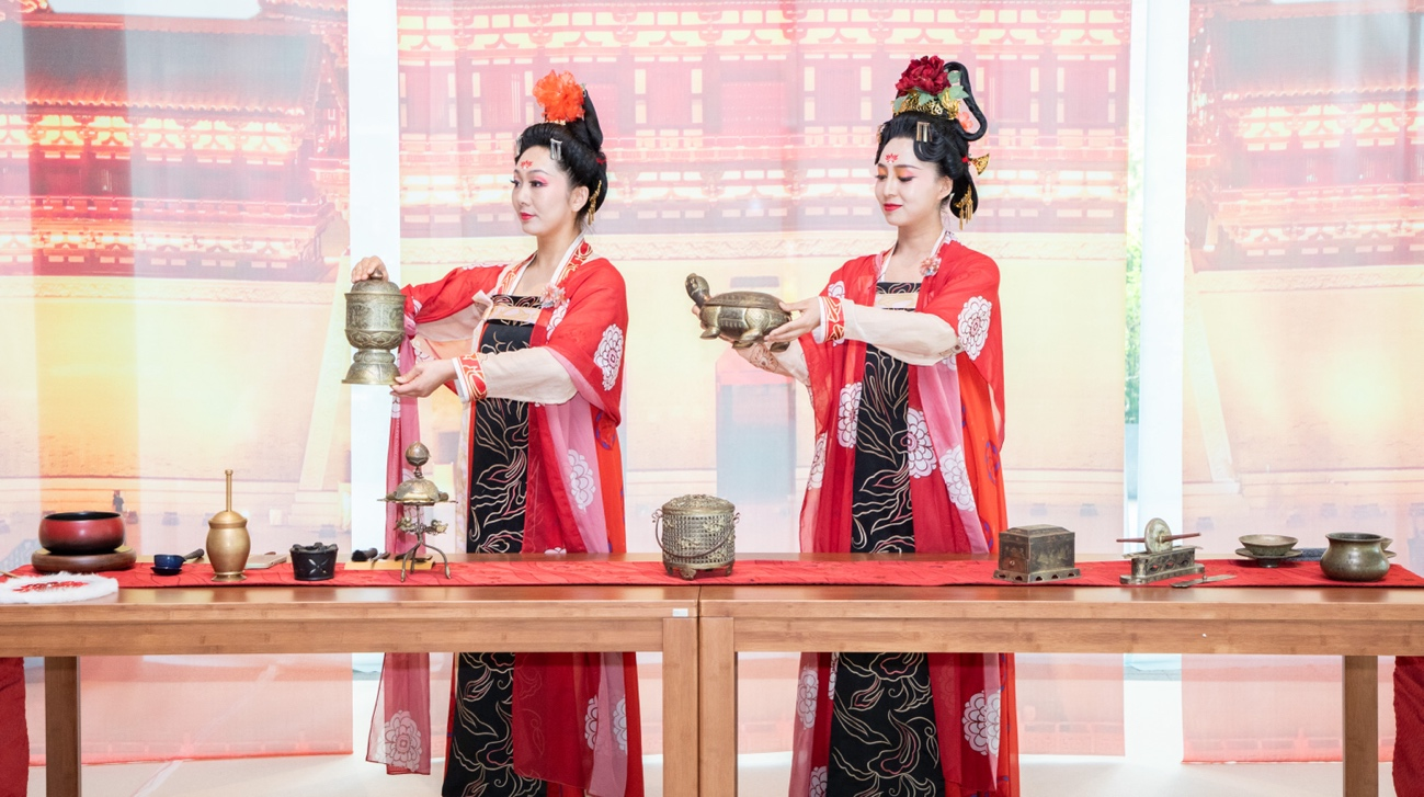 法門寺地宮出土文物一比一復(fù)刻的宮廷茶器。中國駐大阪旅游辦事處供圖