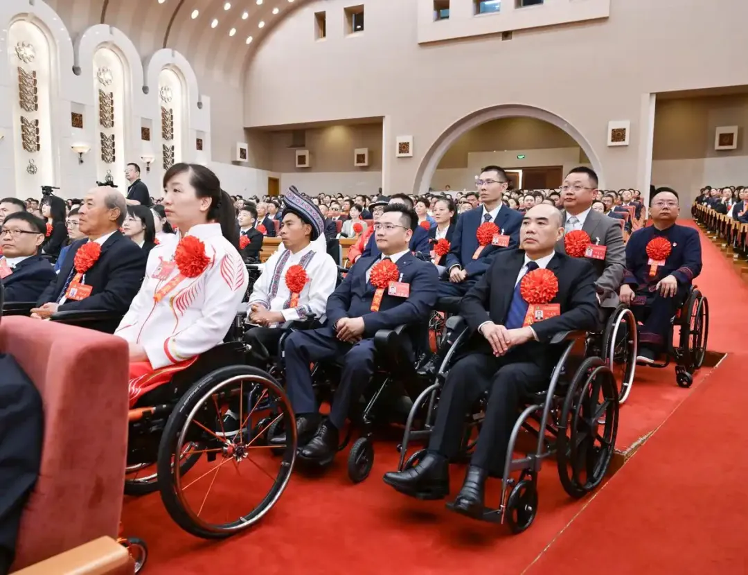 2025年5月16日，第七次全國自強(qiáng)模范暨助殘先進(jìn)表彰大會(huì)在北京召開。大會(huì)表彰了200名“全國自強(qiáng)模范”、200個(gè)“全國殘疾人工作先進(jìn)集體”和60名“全國殘疾人工作先進(jìn)個(gè)人”。