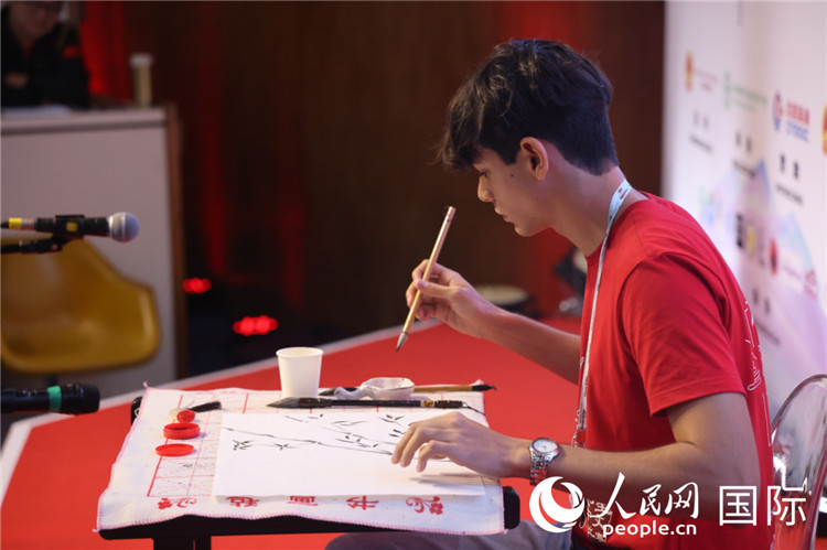 2025年“漢語橋”巴西賽區(qū)決賽的“才藝展示”環(huán)節(jié)，一名參賽者正在繪畫。人民網(wǎng)記者 時元皓攝