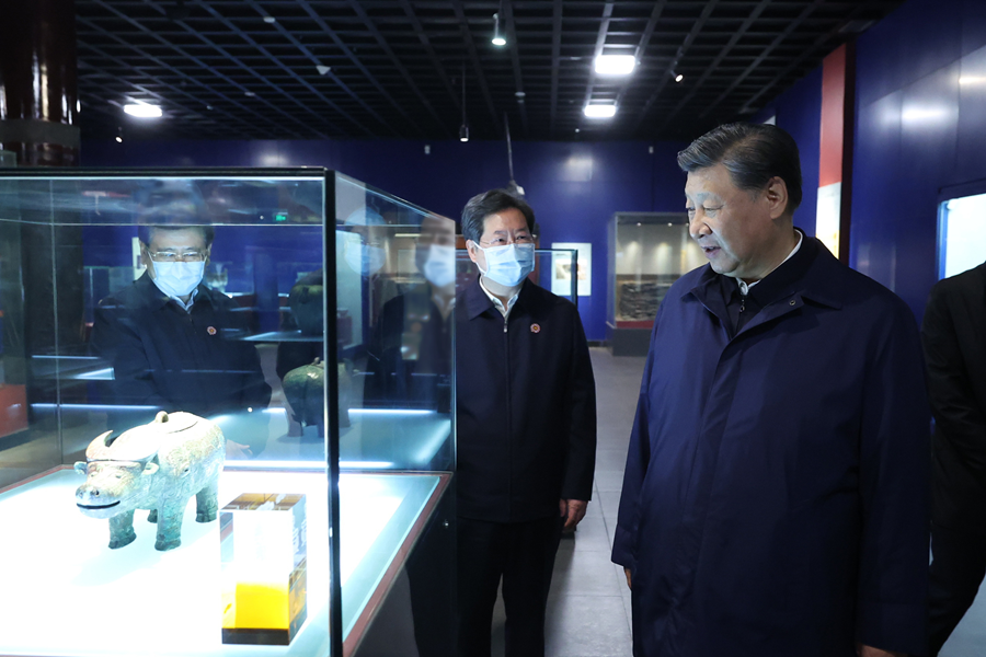 2022年10月28日，習(xí)近平總書記在安陽市殷墟博物館考察。新華社記者 鞠鵬 攝