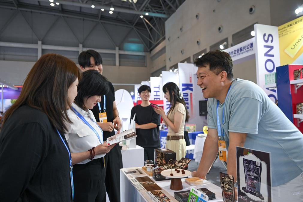 5月22日，韓國展商（右一）在西洽會(huì)現(xiàn)場向參觀者介紹產(chǎn)品。新華社記者 陳誠 攝