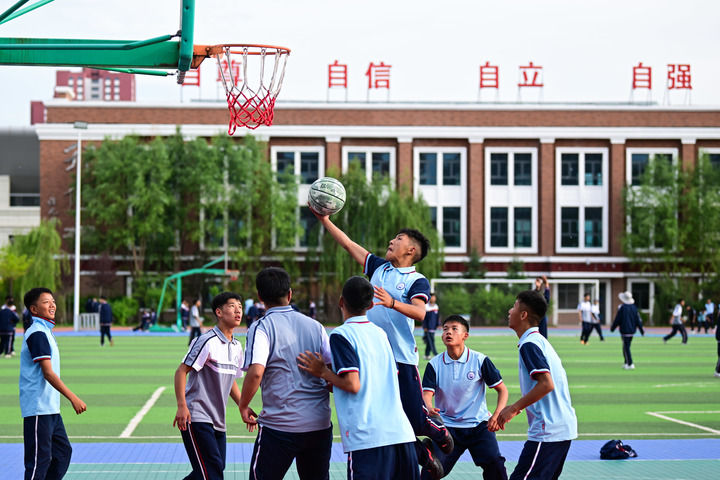 2024年6月18日，學(xué)生在青海果洛西寧民族中學(xué)打籃球。新華社記者 張龍 攝