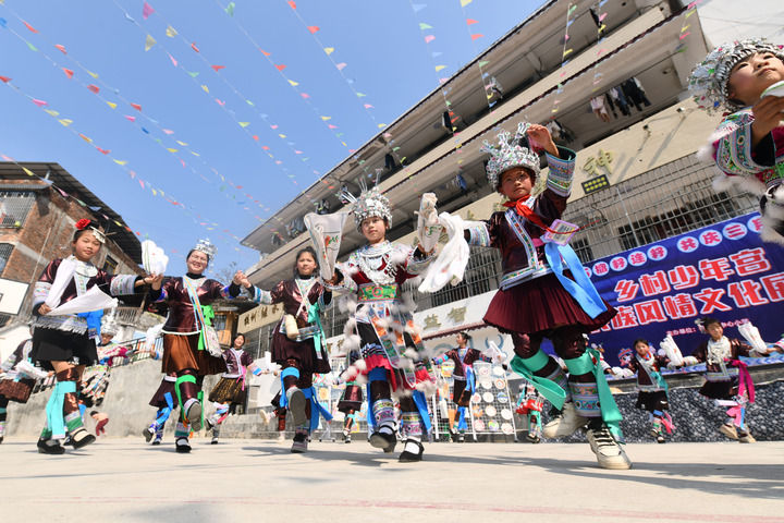 2025年3月25日，廣西柳州市融水苗族自治縣桿洞鄉(xiāng)中心小學(xué)學(xué)生在跳蘆笙踩堂舞。新華社記者 黃孝邦 攝