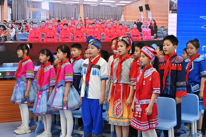 2025年3月28日，在“壯蒙一家親 共筑中國(guó)夢(mèng)”手拉手主題云隊(duì)會(huì)上，廣西南寧市濱湖路小學(xué)四（1）中隊(duì)隊(duì)員通過(guò)網(wǎng)絡(luò)和內(nèi)蒙古鄂爾多斯東勝區(qū)第十二小學(xué)四（9）中隊(duì)隊(duì)員一起唱《中國(guó)少年先鋒隊(duì)隊(duì)歌》。新華社記者 周華 攝