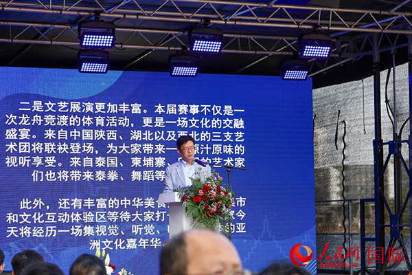 中國駐法蘭克福總領(lǐng)事黃昳揚(yáng)在致辭中對(duì)龍舟賽表示熱烈祝賀。人民網(wǎng) 依琳攝