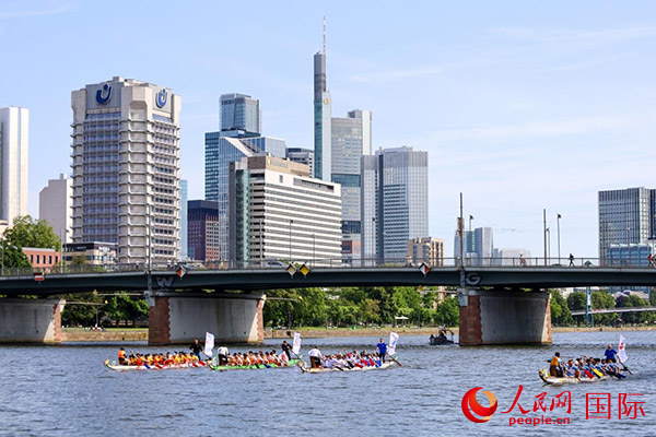 龍舟賽隊(duì)伍奮力揮槳、破浪前行。人民網(wǎng) 依琳攝