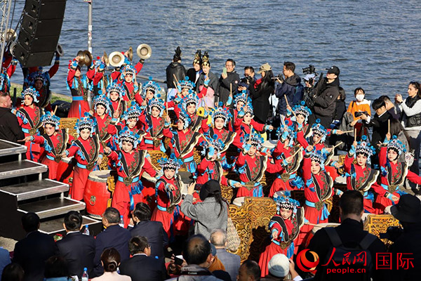 龍舟賽開幕式上，《楊家將戰(zhàn)鼓》演奏引爆全場(chǎng)。人民網(wǎng) 依琳攝
