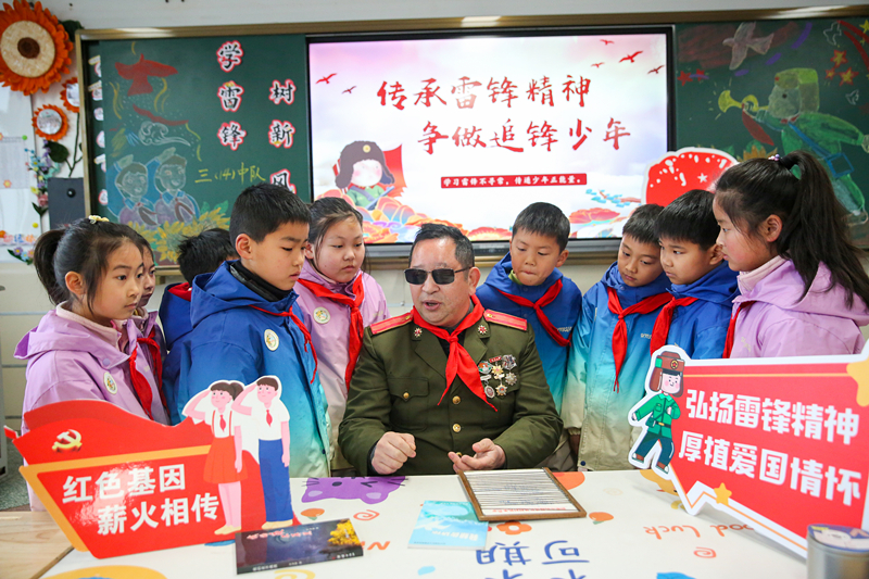 2025年3月3日，江蘇南通如皋市安定小學(xué)里，傷殘軍人許波銀在思政小課堂上向?qū)W生講述雷鋒故事。