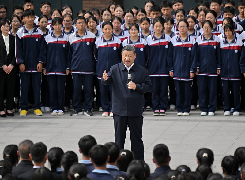 2024年6月18日，習(xí)近平總書記在青海果洛西寧民族中學(xué)考察時(shí)，同師生們親切交流。