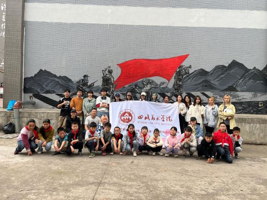 “行動中的課堂：探尋茶馬古道紅色印記”工作坊與當(dāng)?shù)匦W(xué)生共同創(chuàng)作主題壁畫。