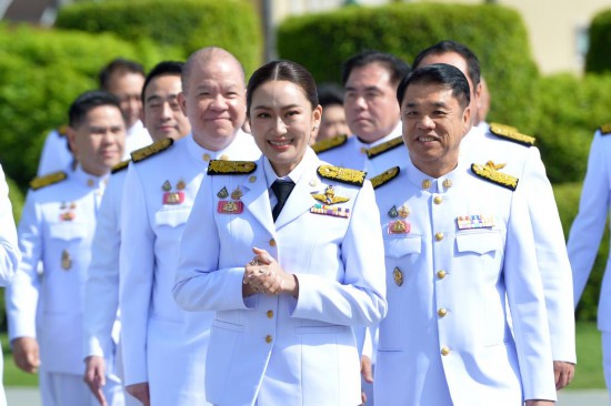 2024年9月7日，泰國總理佩通坦·欽那瓦（前中）及新一屆內(nèi)閣成員在位于首都曼谷的總理府與媒體見面。新華社發(fā)（拉亨攝）