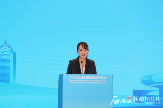 5月23日，在2025上合組織國家媒體合作論壇青年文化交流營活動中，人民日報社記者阿爾達克·塔巴拉克發(fā)言。石榴云/新疆日報記者 李雄心攝