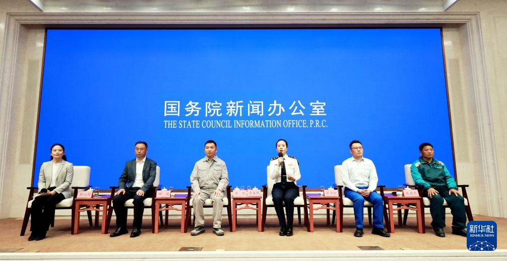 5月29日，國務(wù)院新聞辦公室在北京舉行“新征程上的奮斗者”中外記者見面會，交通運輸領(lǐng)域代表圍繞“加快建設(shè)交通強國 勇當(dāng)開路先鋒”與中外記者見面交流。新華社記者 潘旭 攝
