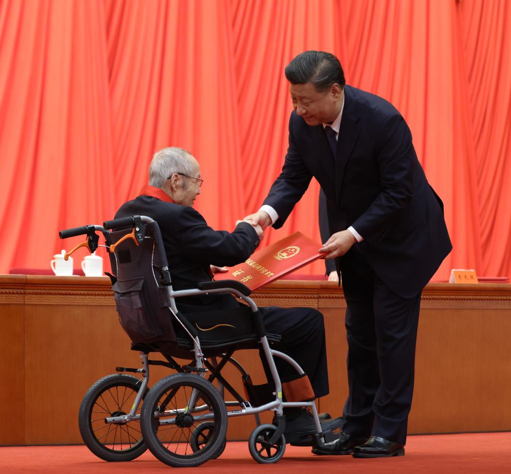2021年11月3日，2020年度國家科學(xué)技術(shù)獎(jiǎng)勵(lì)大會(huì)在北京人民大會(huì)堂隆重舉行。習(xí)近平總書記向獲得2020年度國家最高科學(xué)技術(shù)獎(jiǎng)的中國航空工業(yè)集團(tuán)有限公司顧誦芬院士頒獎(jiǎng)。新華社記者 龐興雷 攝