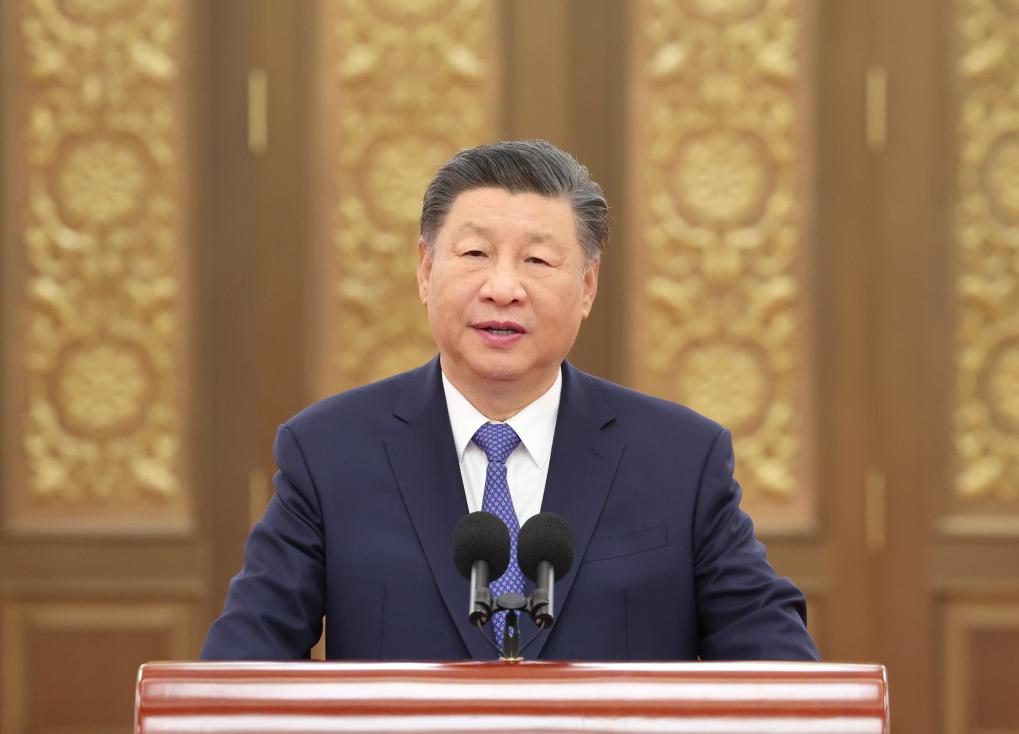 2024年9月23日，習(xí)近平總書記在人民大會(huì)堂接見探月工程嫦娥六號(hào)任務(wù)參研參試人員代表并參觀月球樣品和探月工程成果展覽。這是習(xí)近平總書記發(fā)表重要講話。新華社記者 鞠鵬 攝