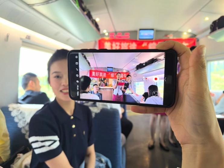 在活動中，旅客紛紛舉起手機拍攝。顏笑攝
